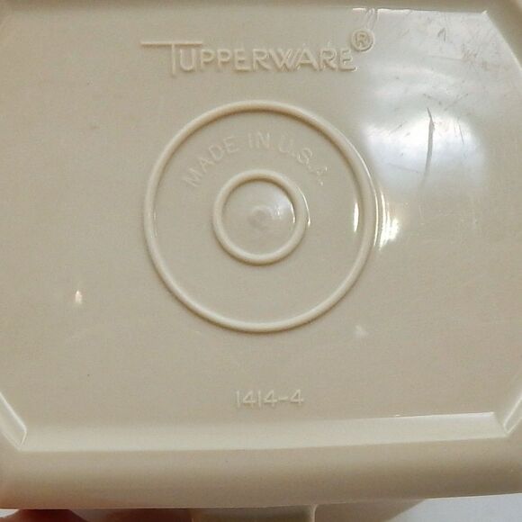 Tupperware Almond Gold Creamer #1414-4 Push Seal Top Pitcher Kitchenware - Picture 10 of 12